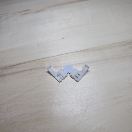 Egyszínű 5050 SMD 10mm LED szalag saroktoldó csatlakozó