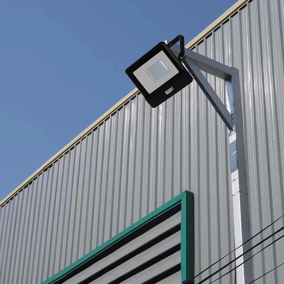 V-TAC beépített mozgásérzékelős LED reflektor 50W hideg fehér, fekete házzal - SKU 20291