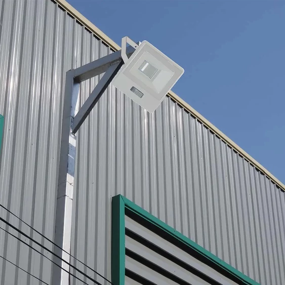 V-TAC beépített mozgásérzékelős LED reflektor 50W természetes fehér, fehér házzal - SKU 20302