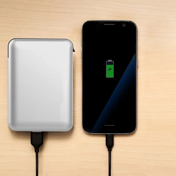 V-TAC fehér, 5000mAh powerbank, beépített kábellel, jelzőfénnyel - SKU 8864